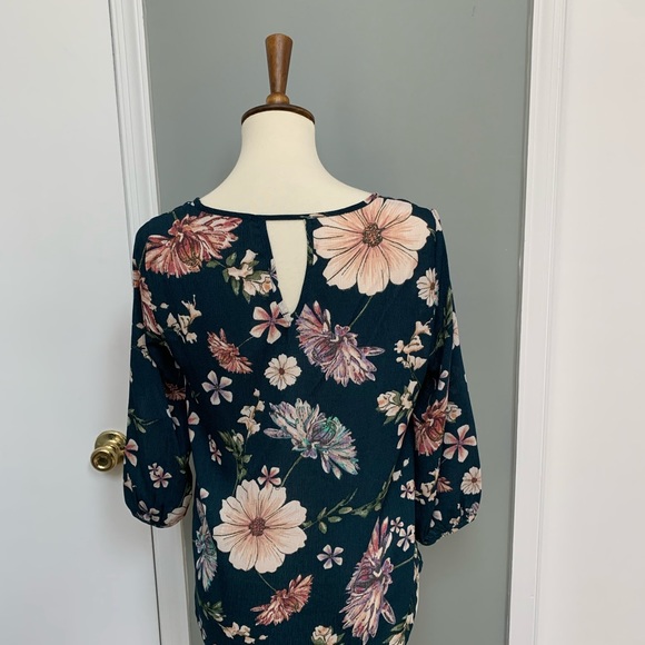 Beautiful green floral blouse, perfect for Fall. - Picture 2 of 2